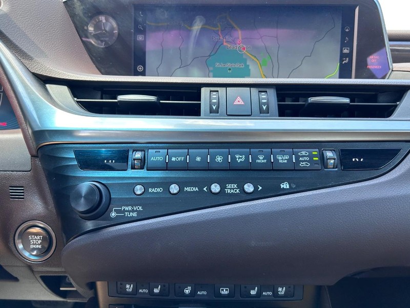 Lexus ES Vehicle Image 15
