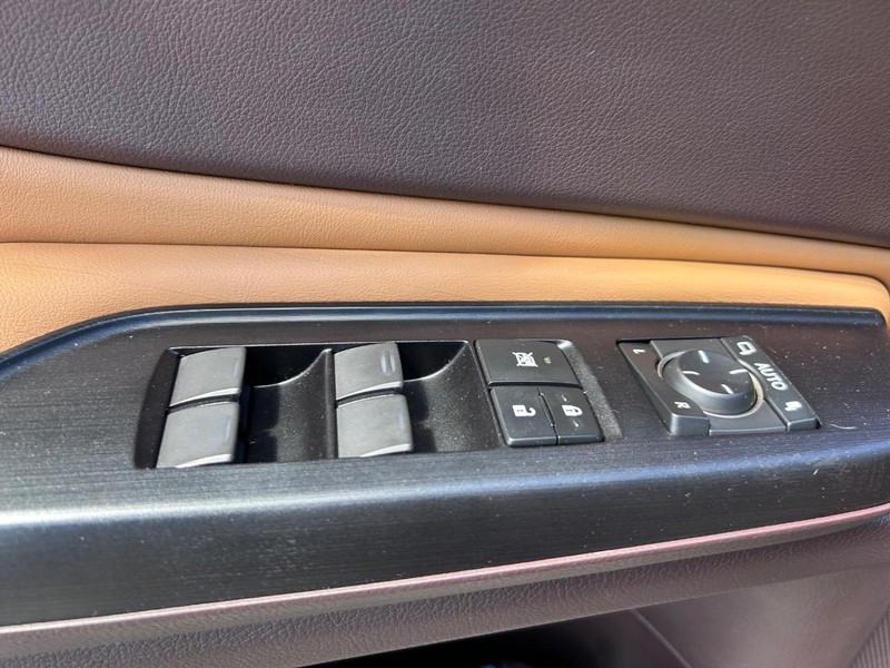 Lexus ES Vehicle Image 18