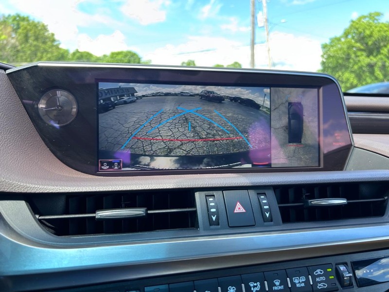 Lexus ES Vehicle Image 22