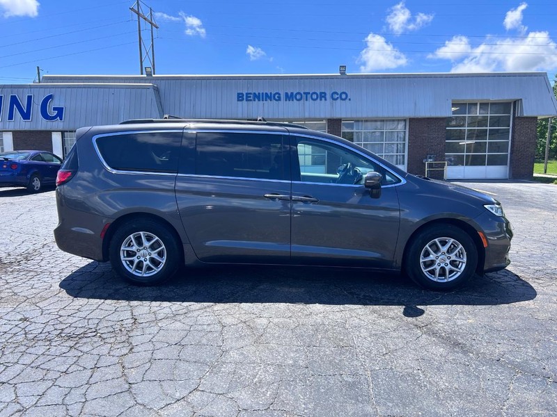 Chrysler Pacifica Vehicle Image 02