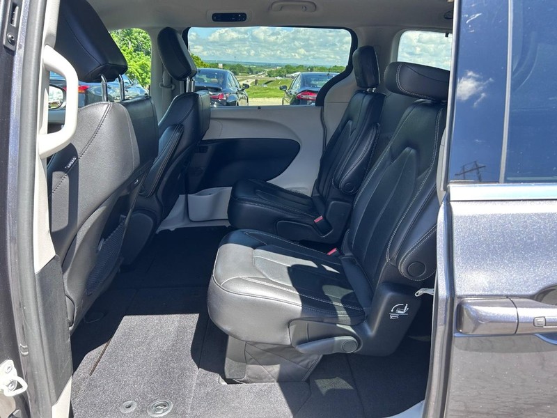 Chrysler Pacifica Vehicle Image 09