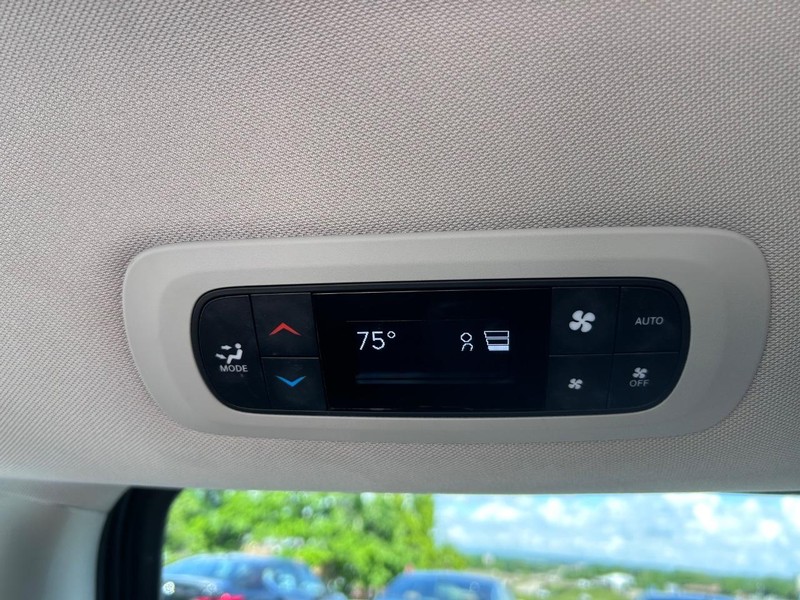 Chrysler Pacifica Vehicle Image 10