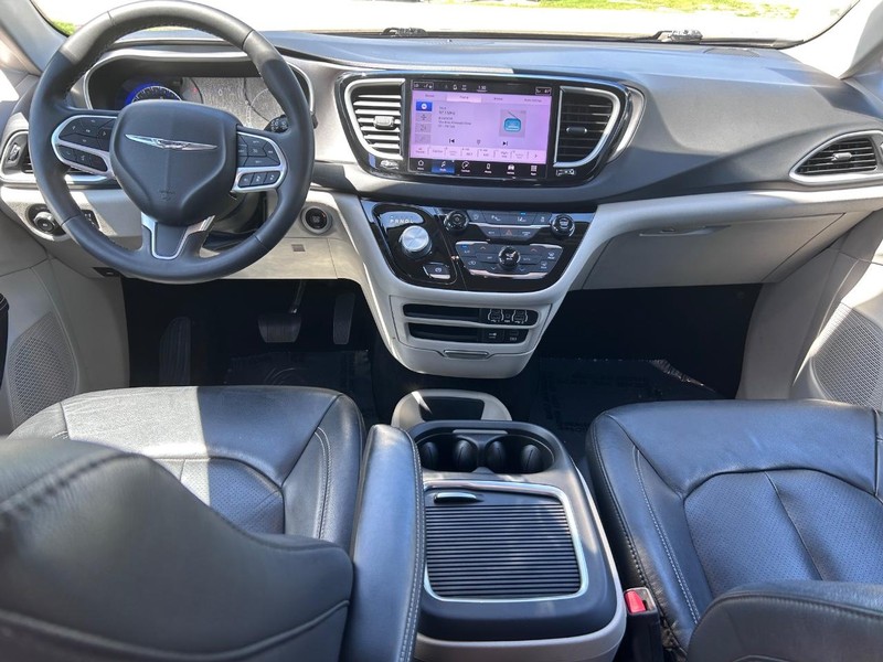 Chrysler Pacifica Vehicle Image 11