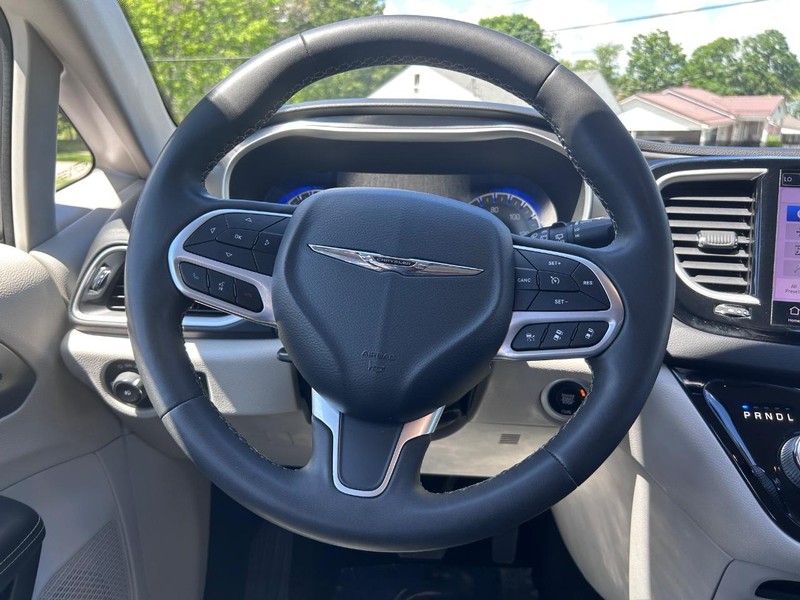 Chrysler Pacifica Vehicle Image 12