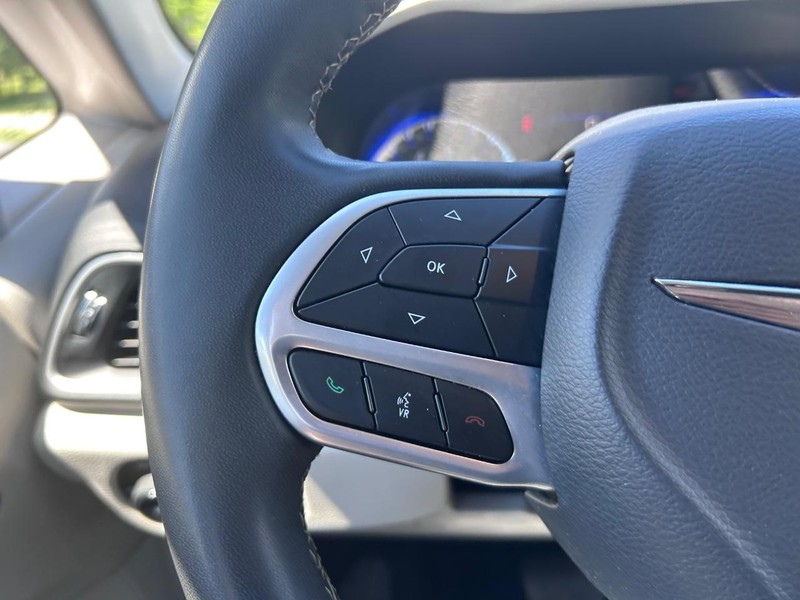 Chrysler Pacifica Vehicle Image 13