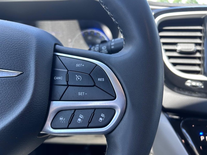 Chrysler Pacifica Vehicle Image 14