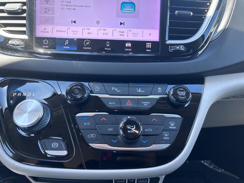 Chrysler Pacifica Vehicle Image 16