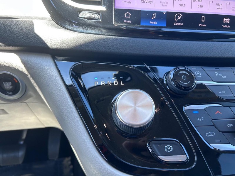 Chrysler Pacifica Vehicle Image 17