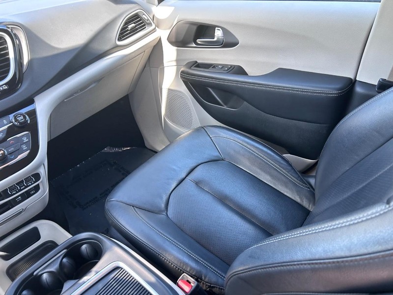 Chrysler Pacifica Vehicle Image 18