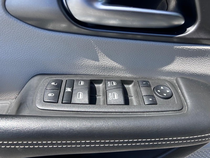 Chrysler Pacifica Vehicle Image 19