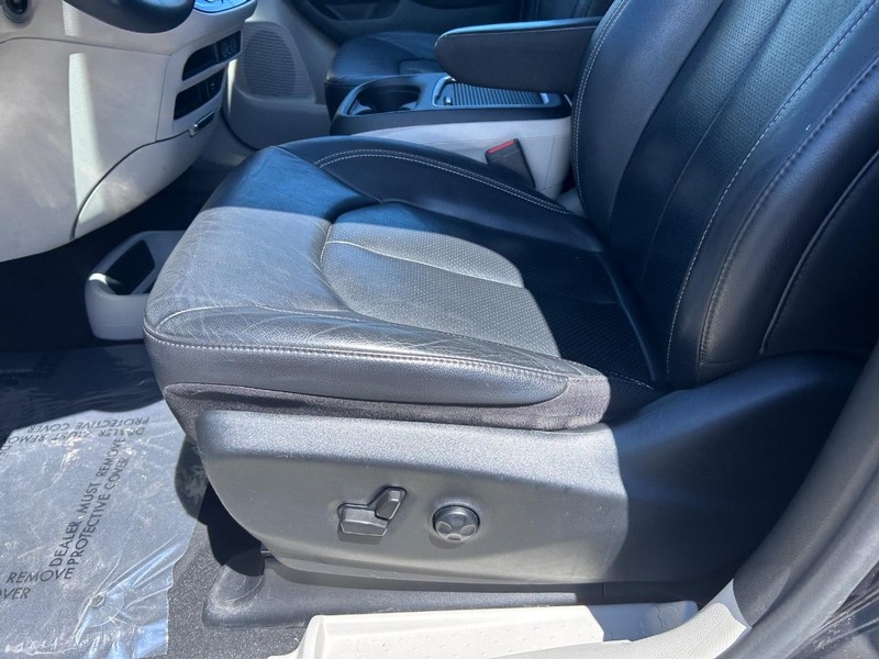 Chrysler Pacifica Vehicle Image 21