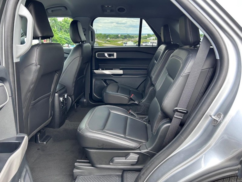 Ford Explorer Vehicle Image 09