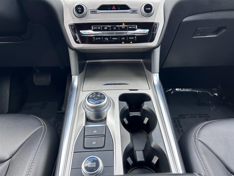 Ford Explorer Vehicle Image 17