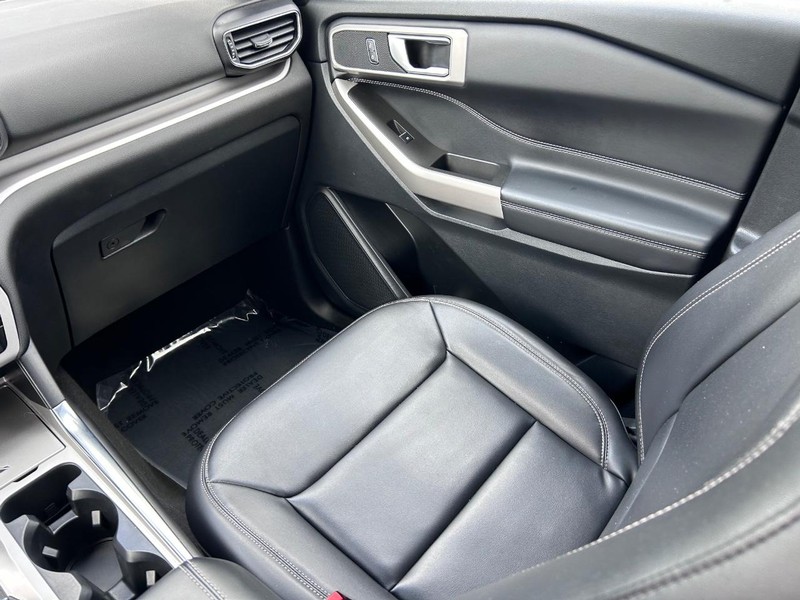 Ford Explorer Vehicle Image 18