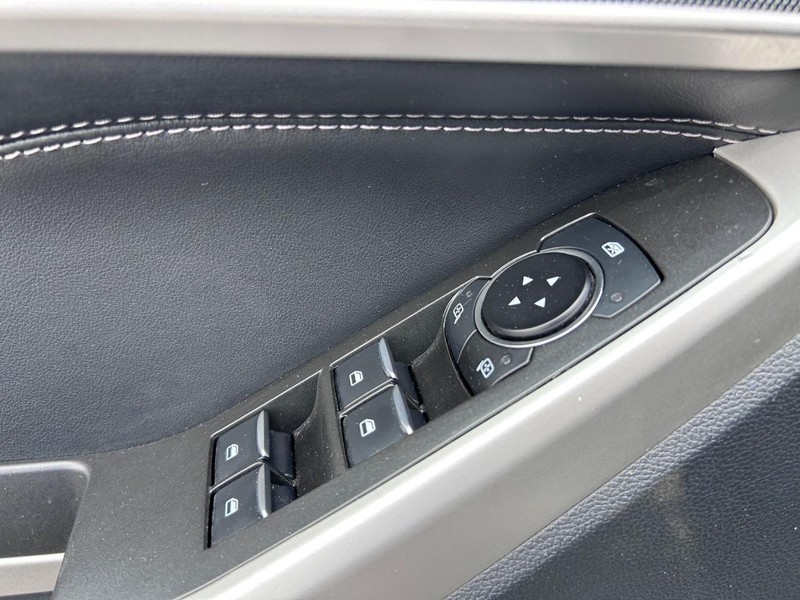 Ford Explorer Vehicle Image 19