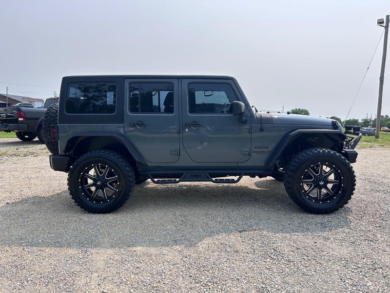 Jeep Wrangler Unlimited Vehicle Image 02