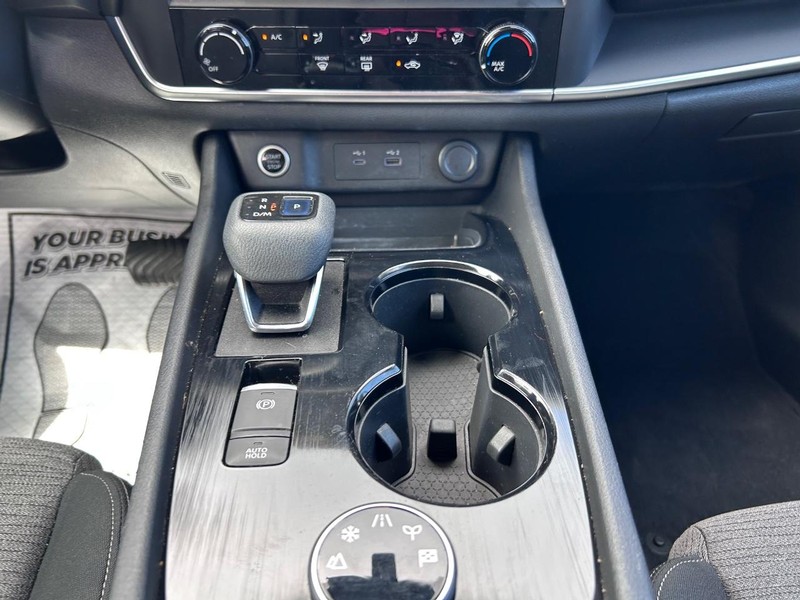 Nissan Rogue Vehicle Image 14