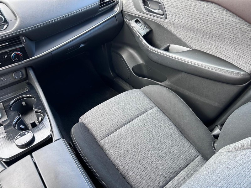 Nissan Rogue Vehicle Image 15