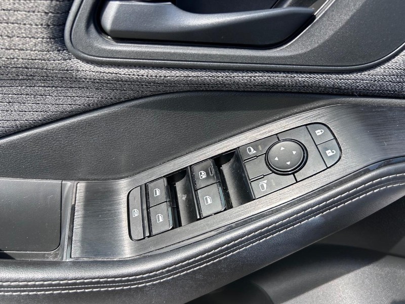 Nissan Rogue Vehicle Image 16