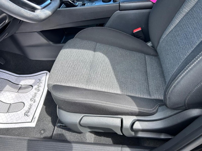Nissan Rogue Vehicle Image 17
