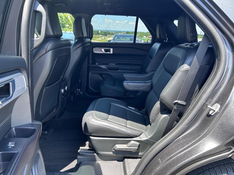 Ford Explorer Vehicle Image 09