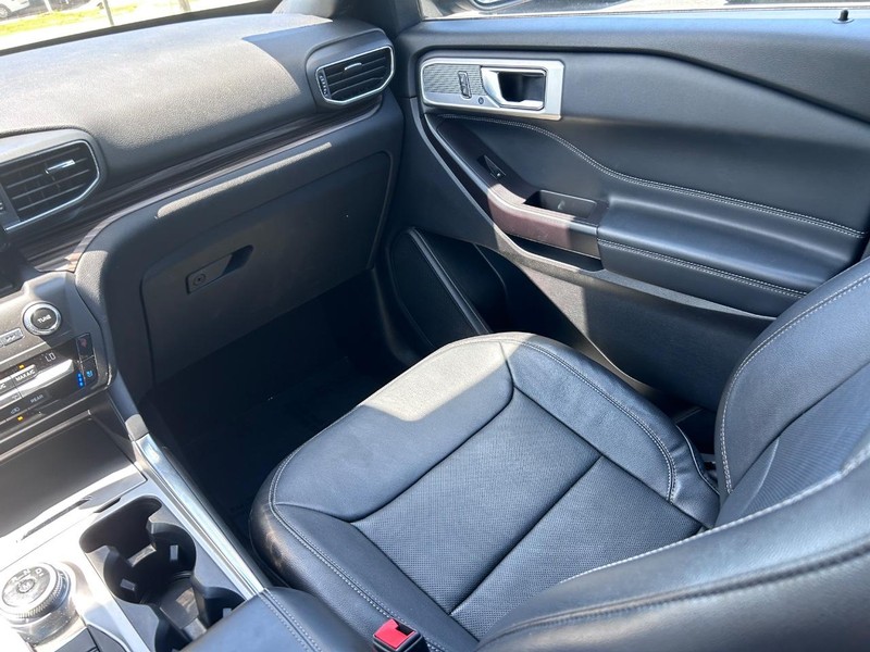 Ford Explorer Vehicle Image 18
