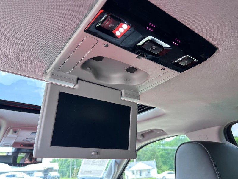 GMC Yukon XL Vehicle Image 11