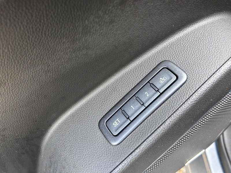 GMC Yukon XL Vehicle Image 21