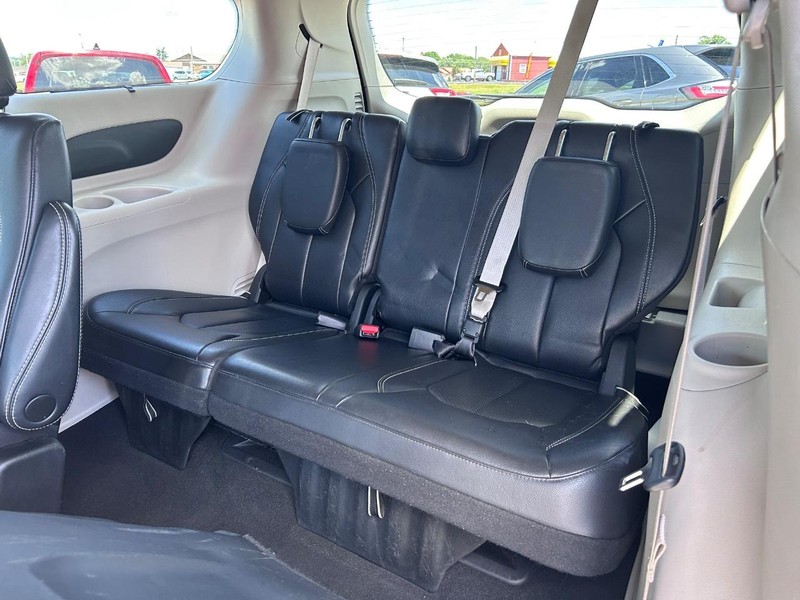Chrysler Pacifica Vehicle Image 08