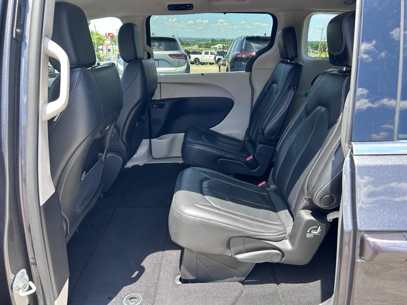 Chrysler Pacifica Vehicle Image 09