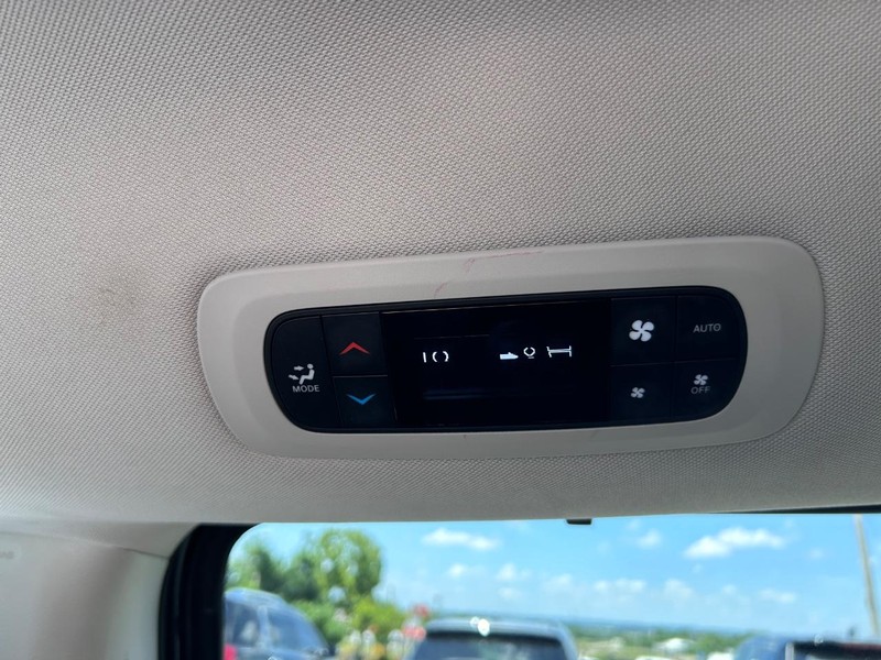 Chrysler Pacifica Vehicle Image 10