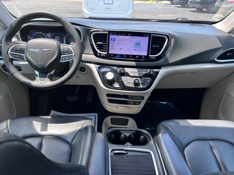 Chrysler Pacifica Vehicle Image 11