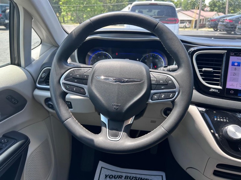 Chrysler Pacifica Vehicle Image 12