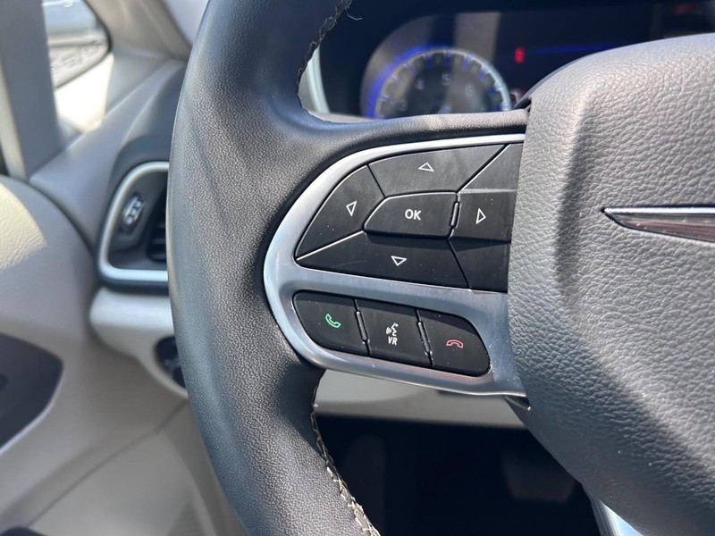 Chrysler Pacifica Vehicle Image 13