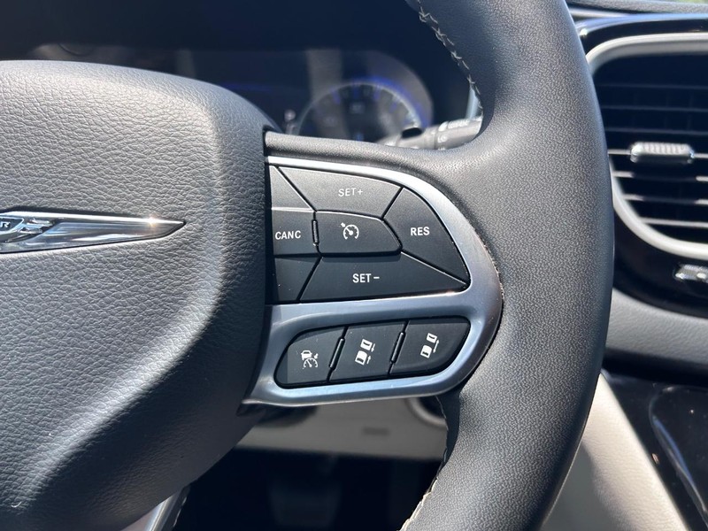 Chrysler Pacifica Vehicle Image 14