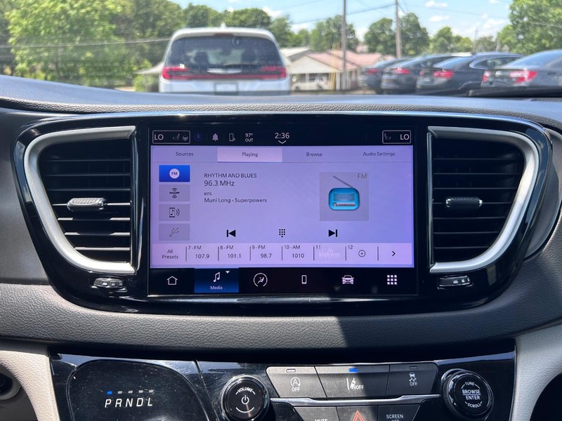 Chrysler Pacifica Vehicle Image 15