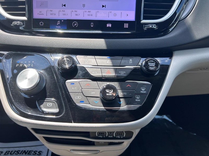 Chrysler Pacifica Vehicle Image 16