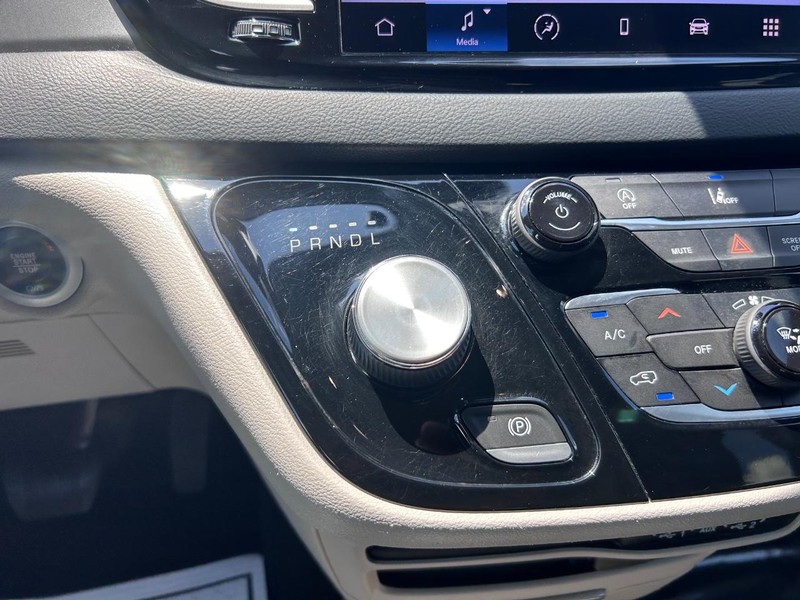 Chrysler Pacifica Vehicle Image 17