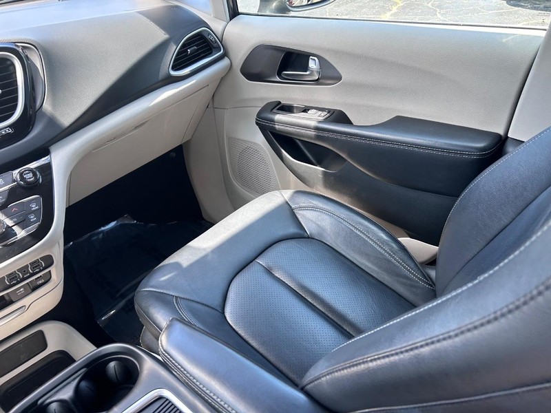 Chrysler Pacifica Vehicle Image 18