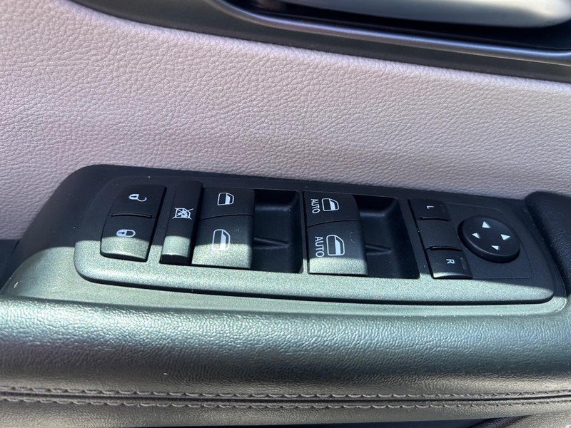 Chrysler Pacifica Vehicle Image 19