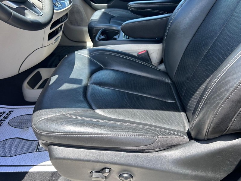 Chrysler Pacifica Vehicle Image 21
