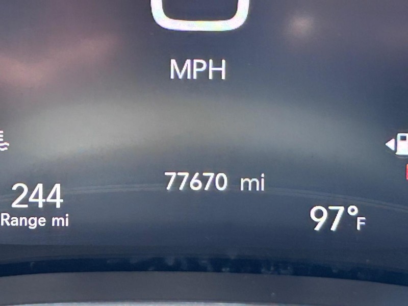 Chrysler Pacifica Vehicle Image 22