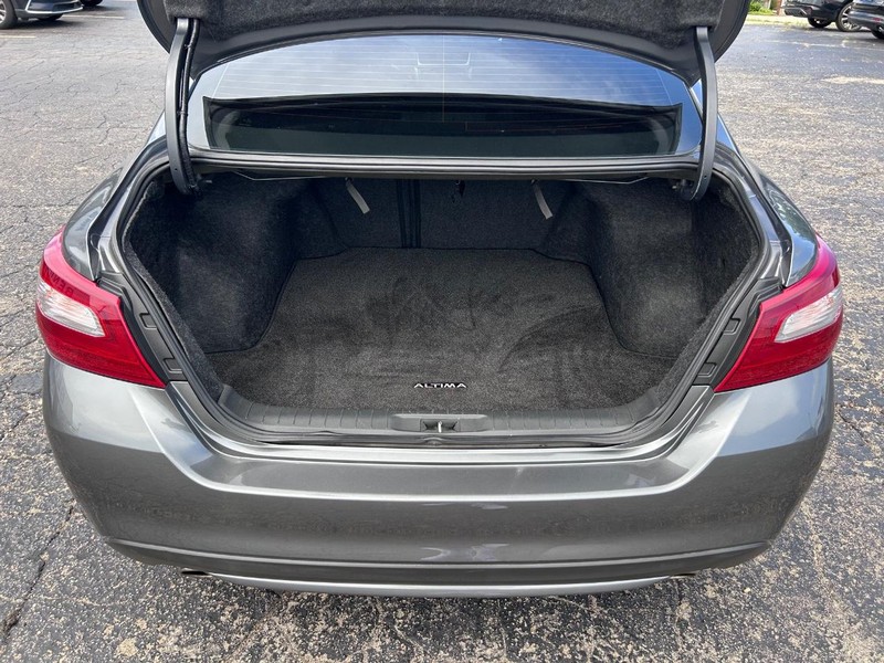 Nissan Altima Vehicle Image 05