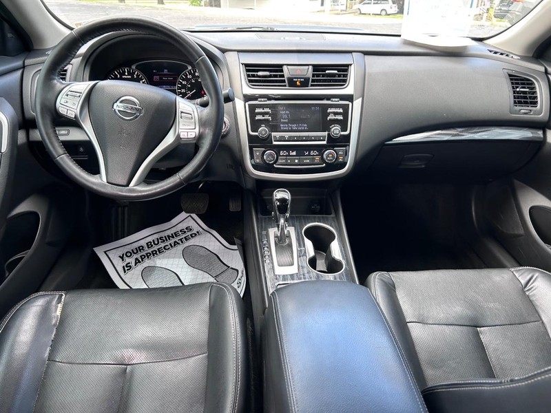 Nissan Altima Vehicle Image 08