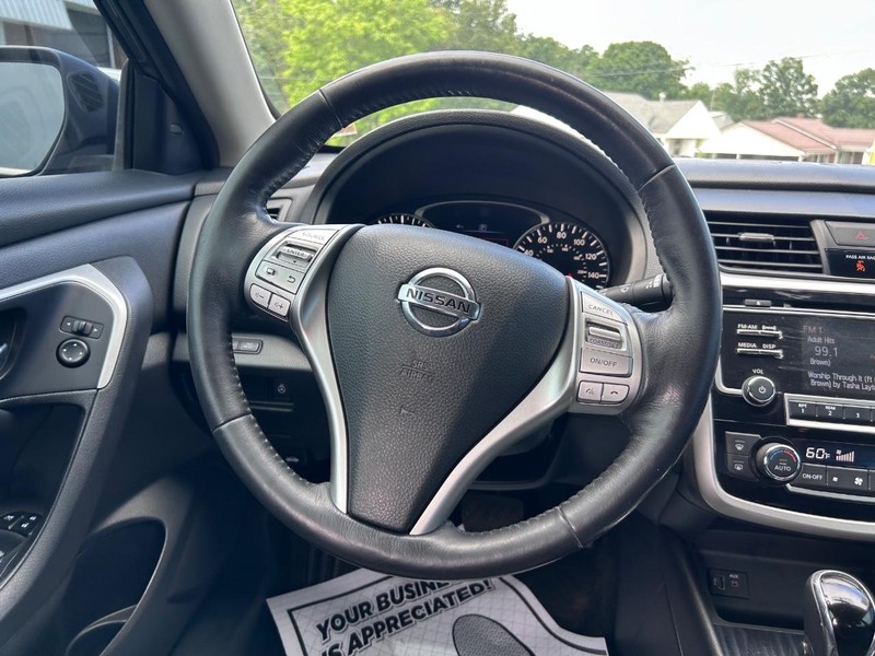 Nissan Altima Vehicle Image 09