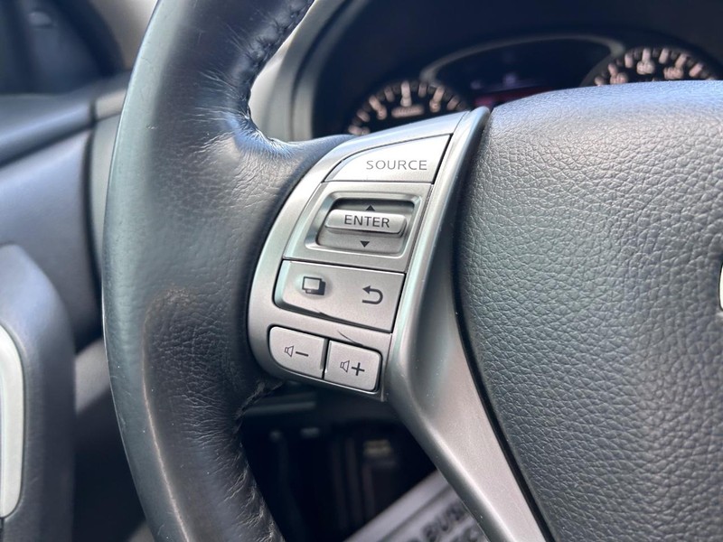 Nissan Altima Vehicle Image 10