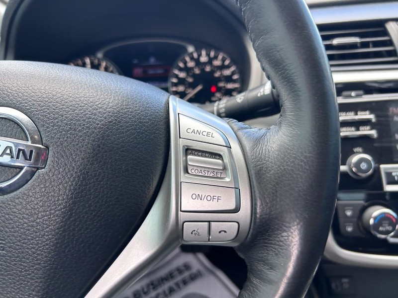 Nissan Altima Vehicle Image 11