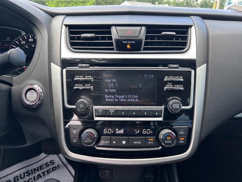 Nissan Altima Vehicle Image 12