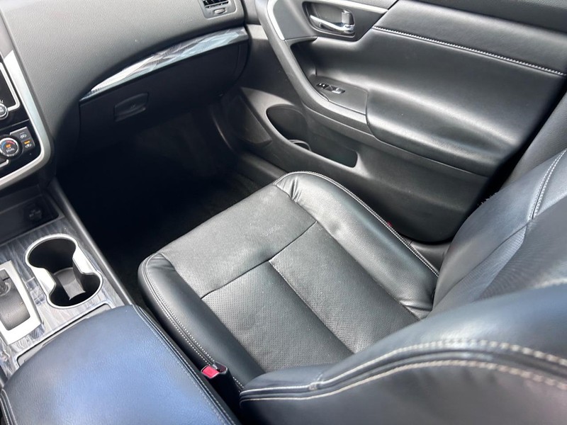 Nissan Altima Vehicle Image 15