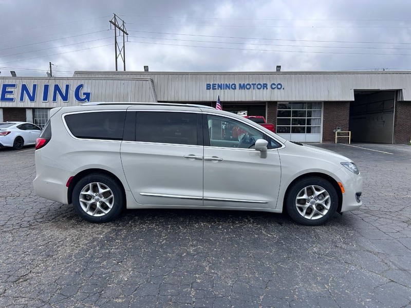 Chrysler Pacifica Vehicle Image 02